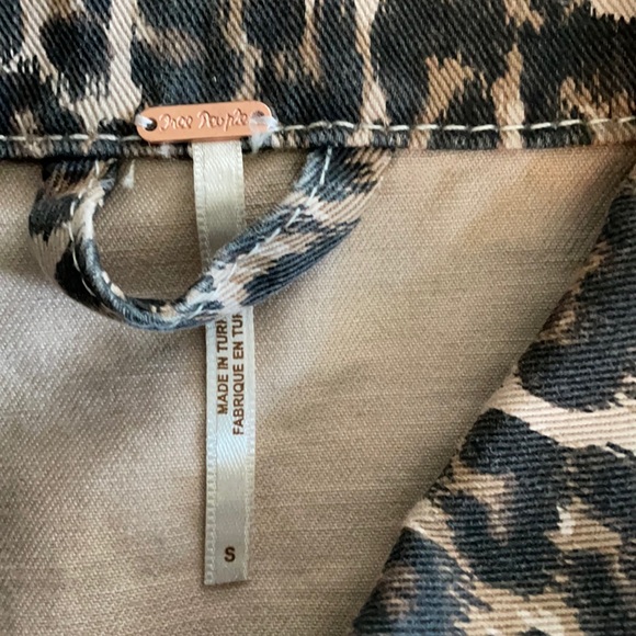 Free People Cheetah Animal Print Cotton Denim Jacket w/Frayed Hem Size Small - Picture 5 of 10
